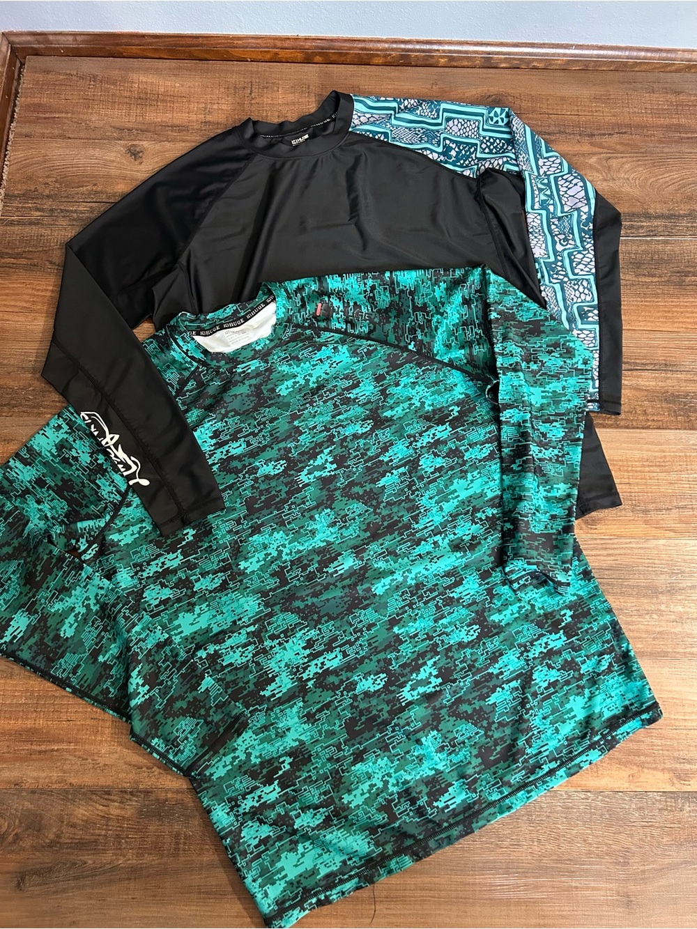 HUGE Men’s XXXL Long Sleeve swim Rash Guard Lot of 2 Black/Green Camo Stretch